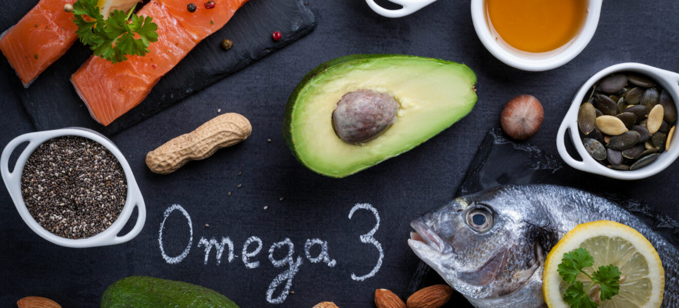 Matprodukter som er gode kilder til omega 3. Laks, fet fisk, avokado, linfrø