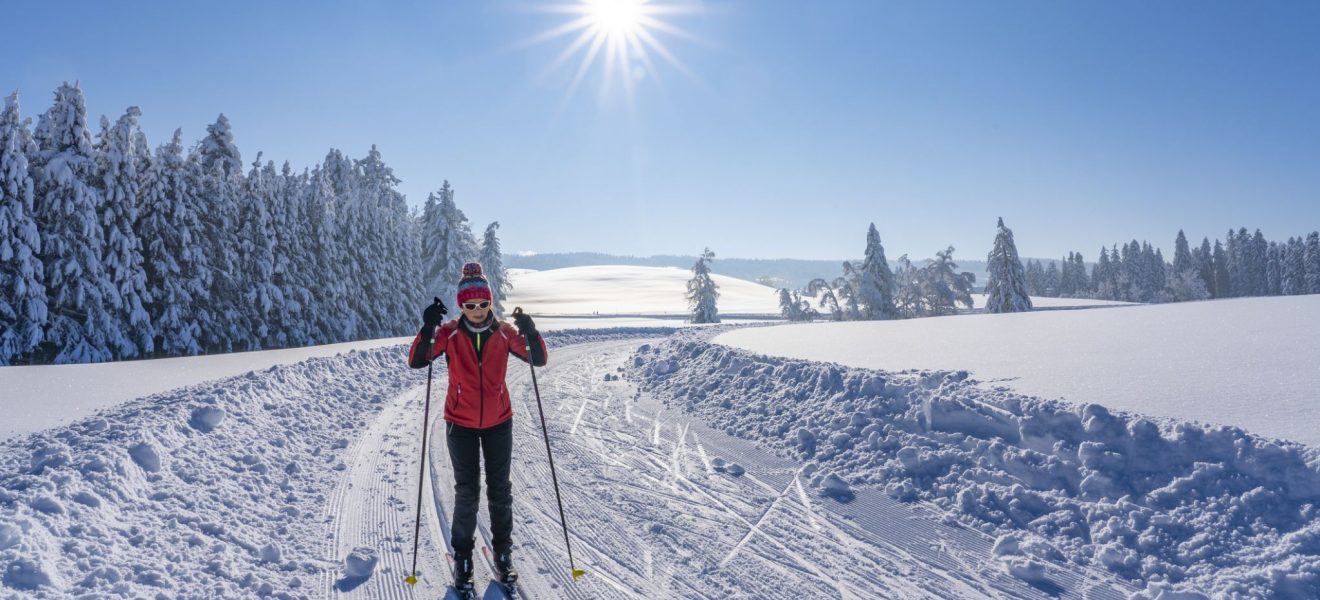 Dame går på langrennski i fint vintervær. Fjellvettregler for deg med diabetes