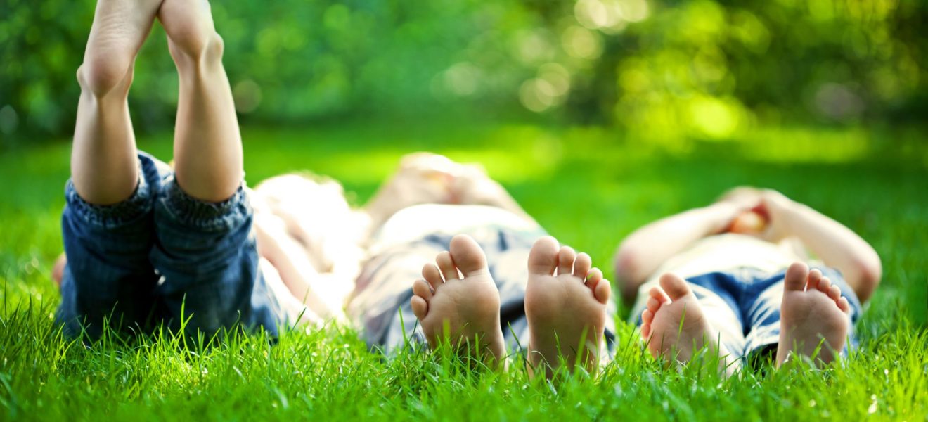 Diabetes i varmen: tre personer ligger i gresset