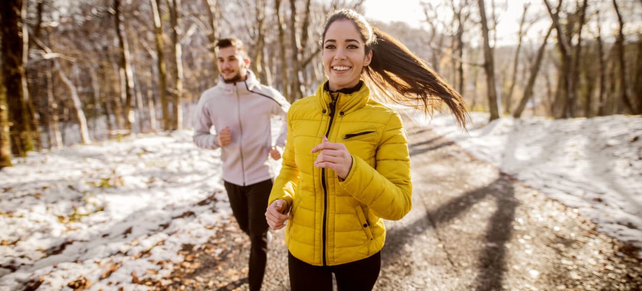 insulinpumpe og trening, par som løper utendørs vinterstid