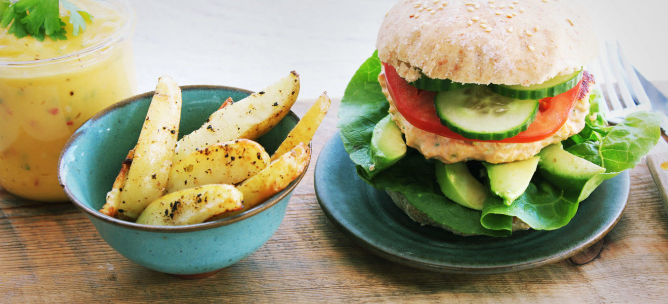 lakseburger med chiliaioli og potetbåter
