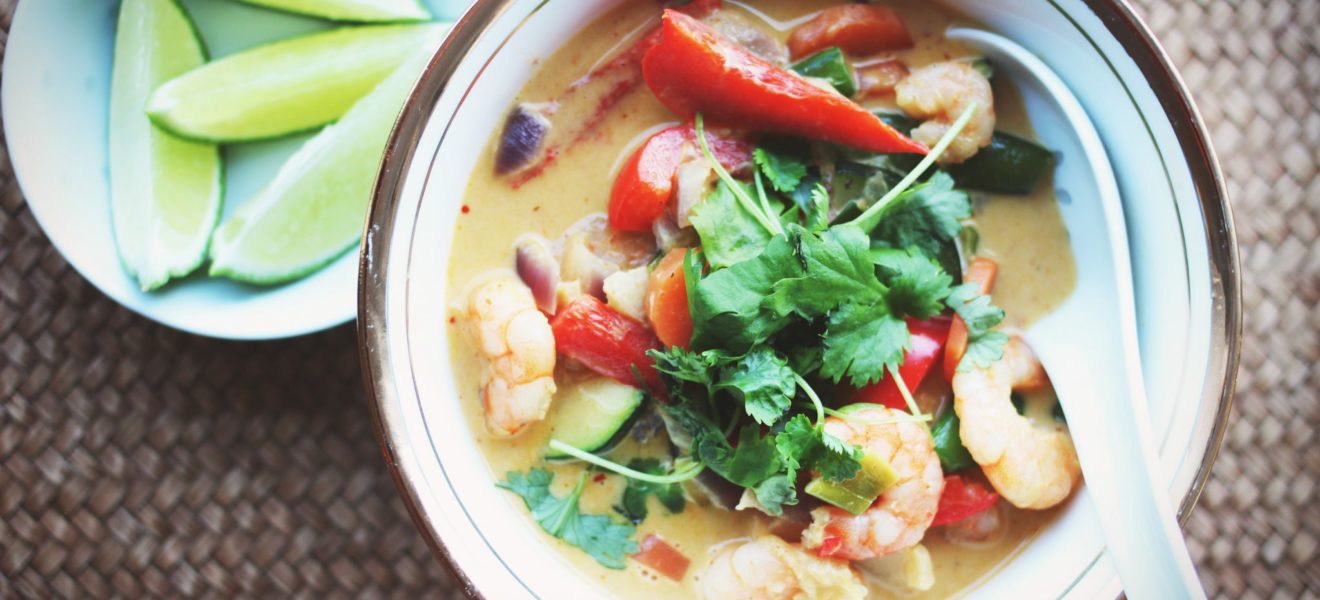 Rød curry med scampi