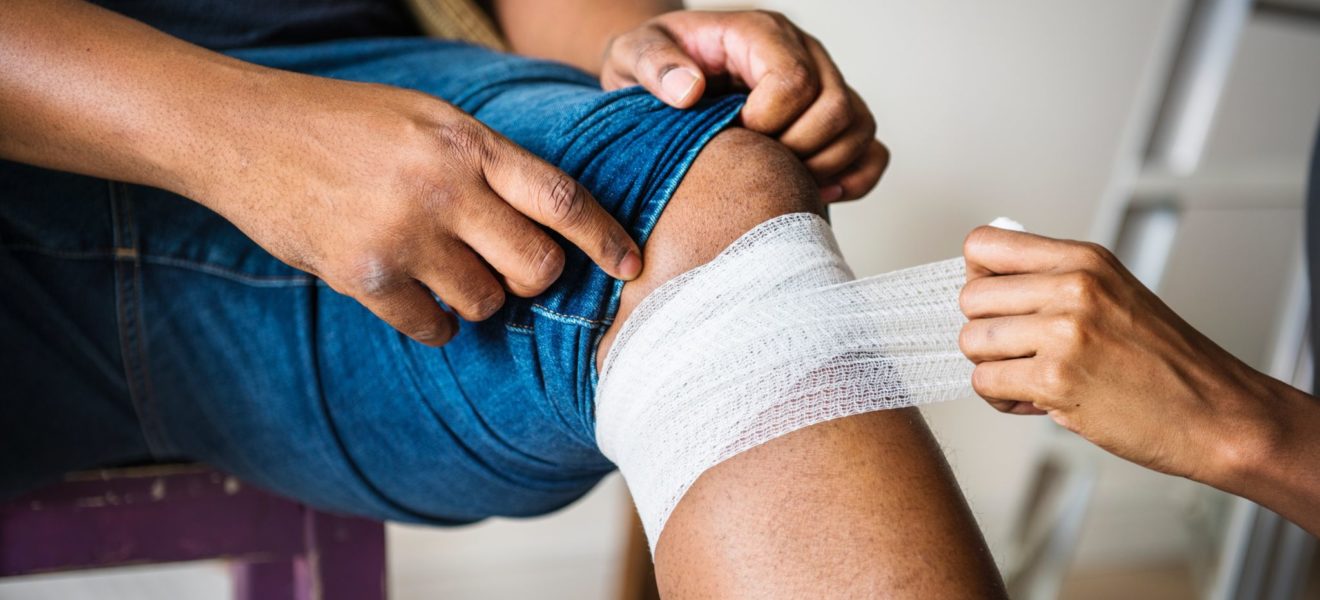 bandasje på klønete person med diabetes