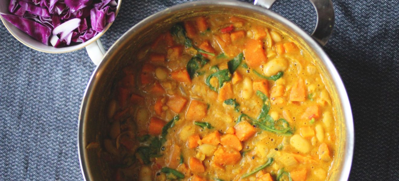 Gul curry med søtpotet og bønner