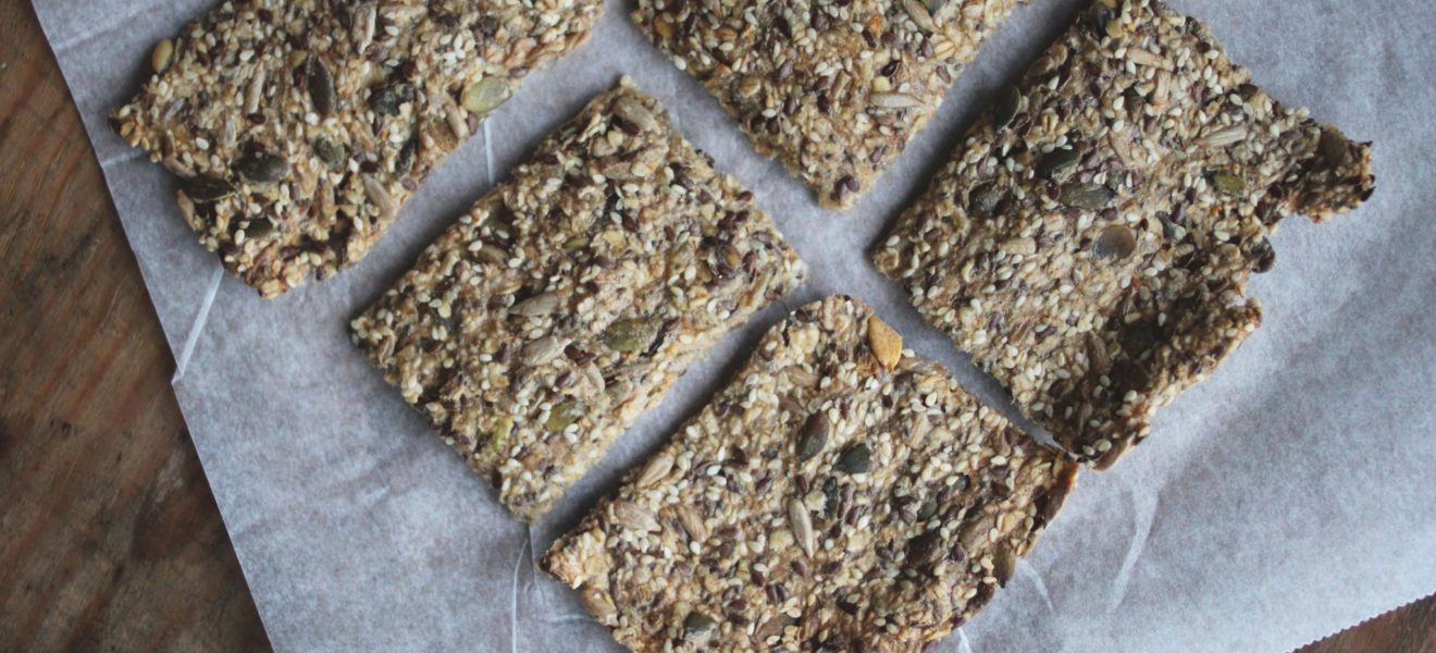 hjemmelagde knekkebrød med havre og chia