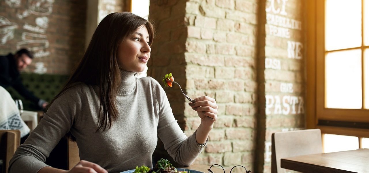kvinne spiser på restaurant