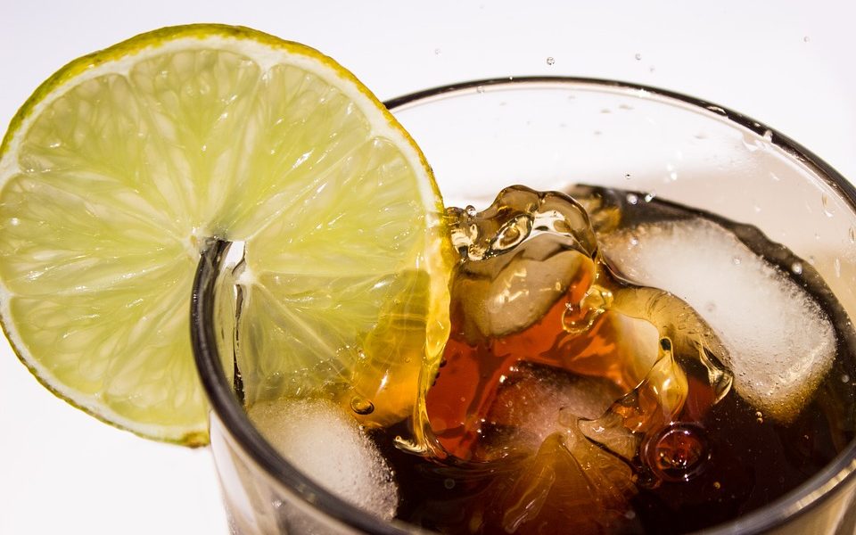 cola brus soda drikke isbiter lime