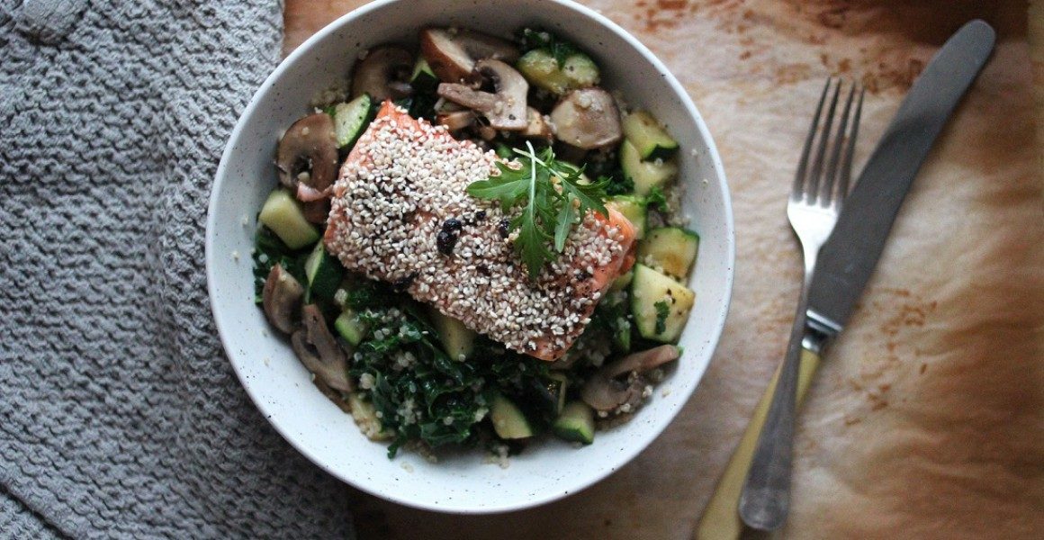 Sesamlaks med lun grønnkålsalat