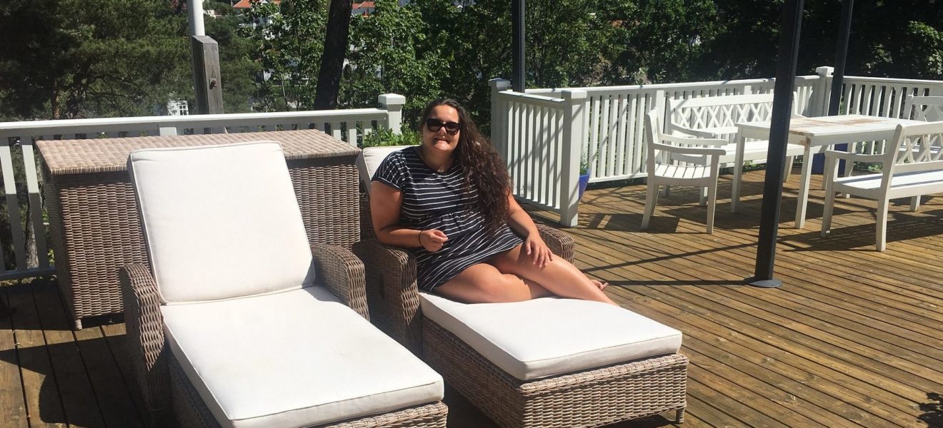 kvinne sitte ute sommer sol solseng veranda