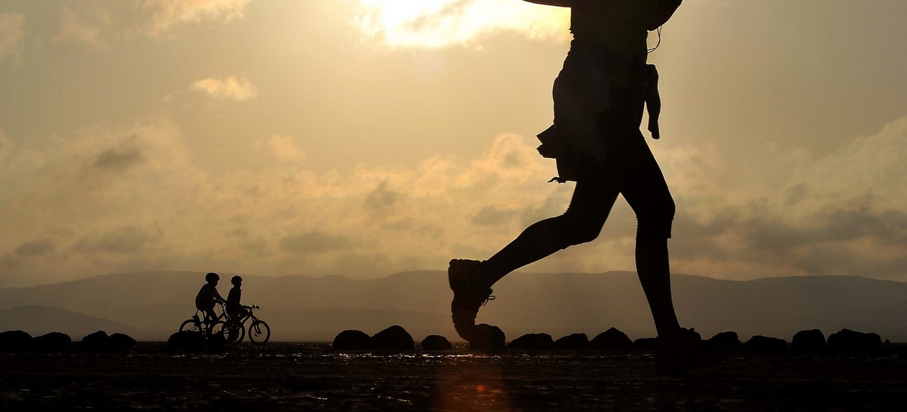 løping ute joggetur solnedgang