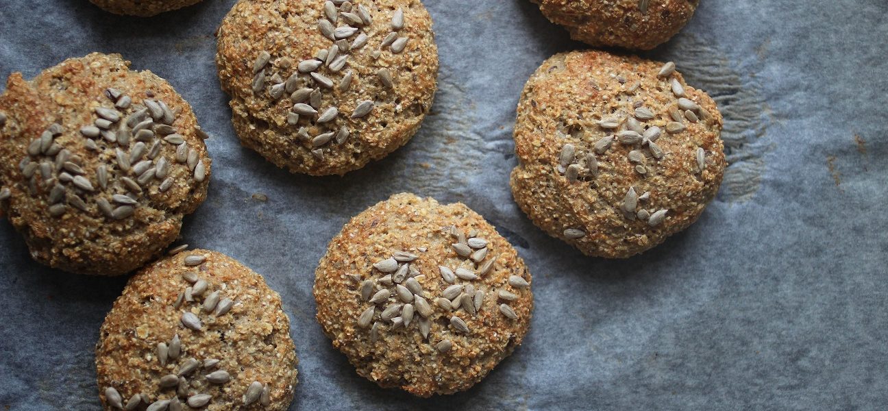 rundstykker på bakepapir i langpanne