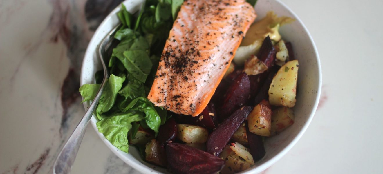 ovnsbakt laks i bolle med rotgrønnsaker og salat