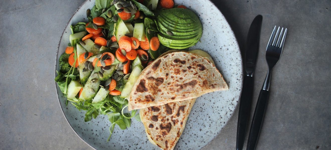 toast av speltlompe med salat