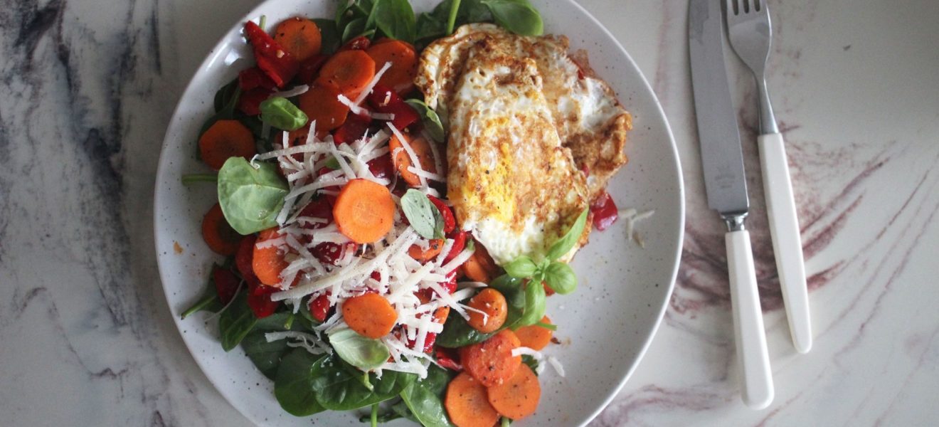 stekt egg og salat