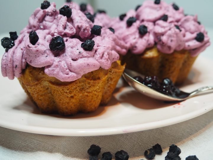 Peanøttmuffins med blåbærkrem