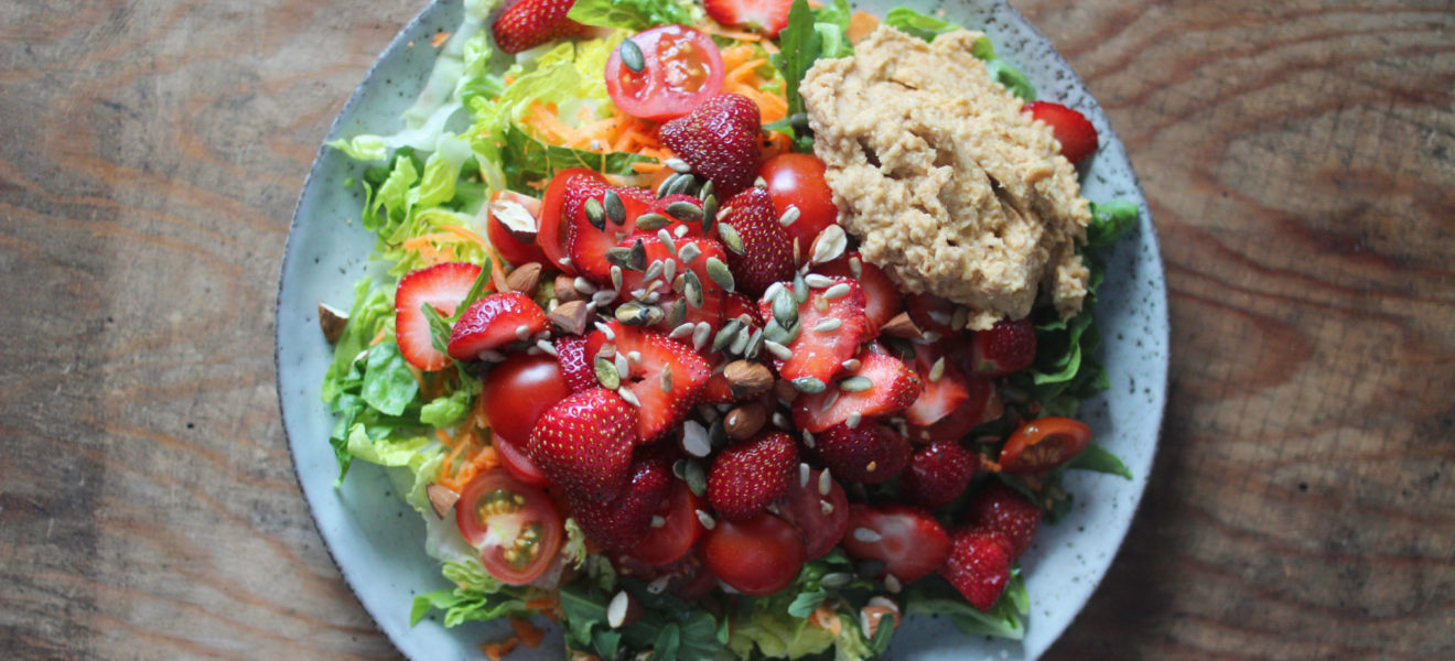 jordbærsalat med linsehummus