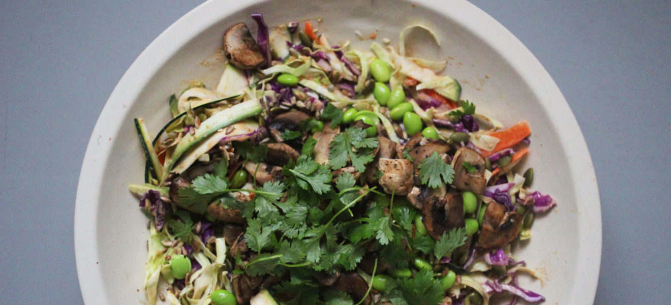 Råkostsalat med peanøttsaus