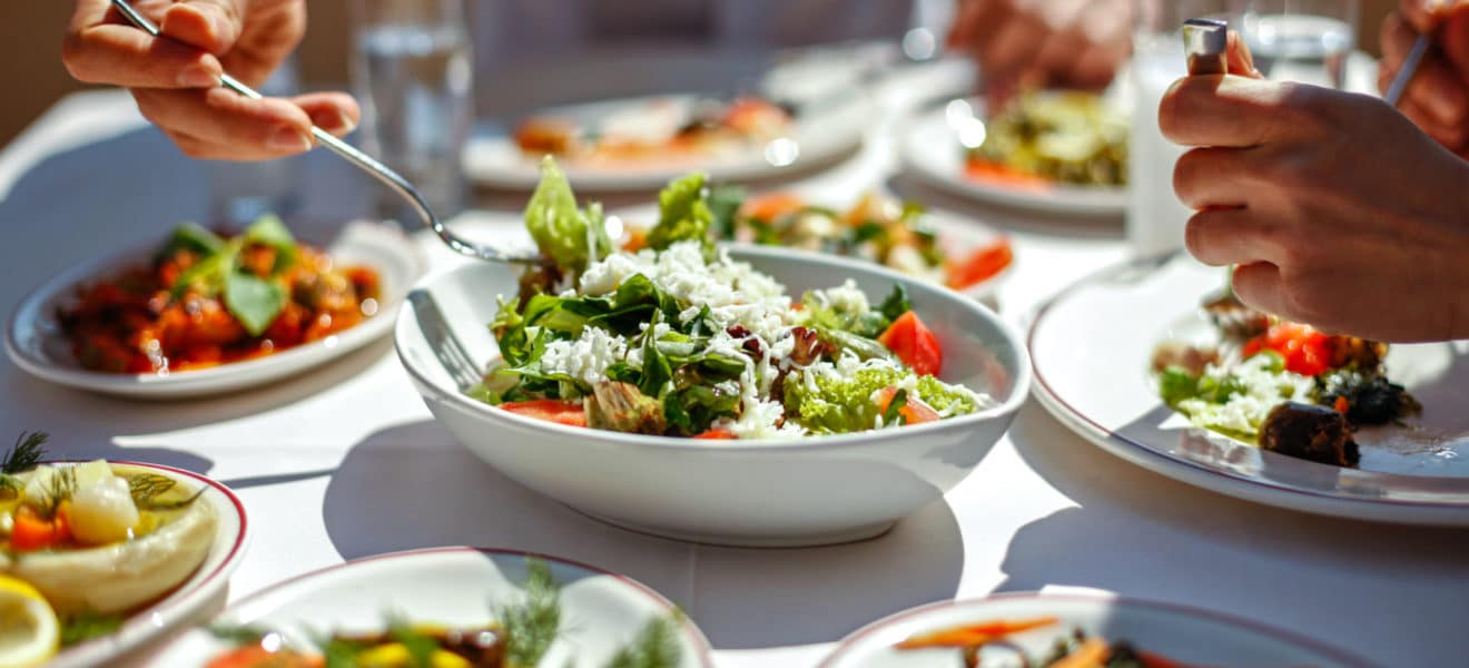 velg vegetar, vegetarisk mat på bordet