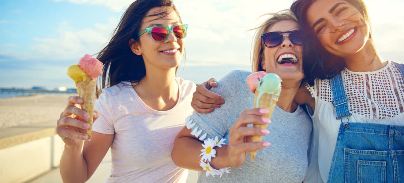 Glade jenter med is - tips til en sunnere sommer