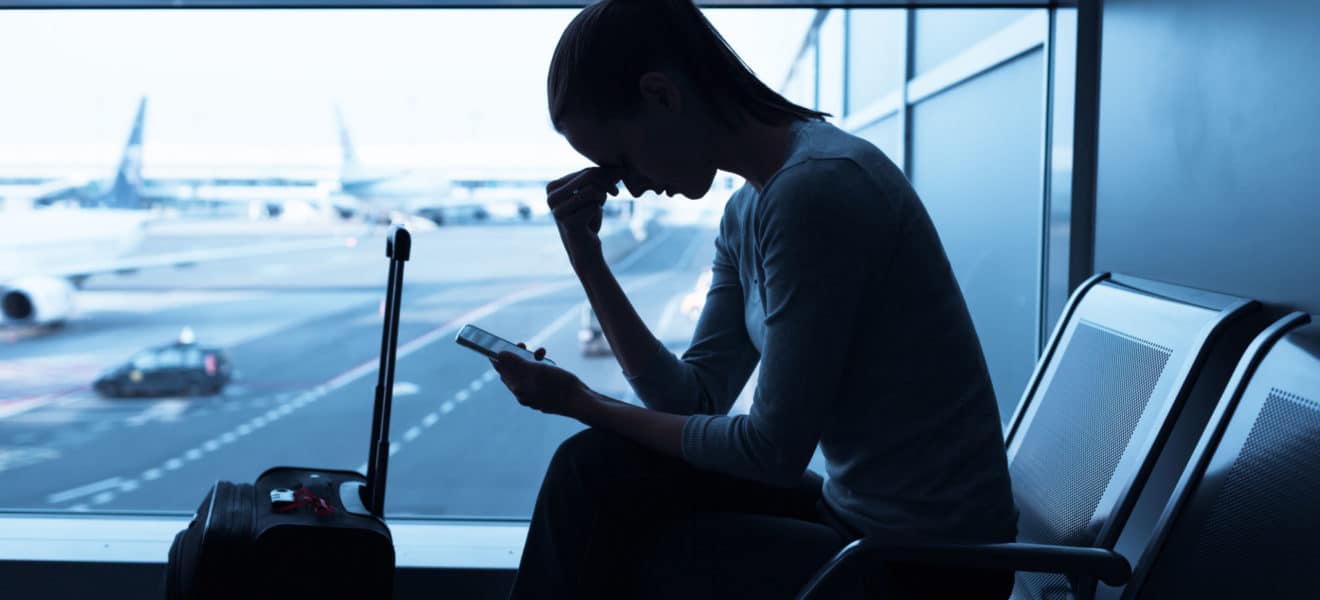 å reise på ferie med diabetes krever planlegging. Stresset kvinne på flyplassen.