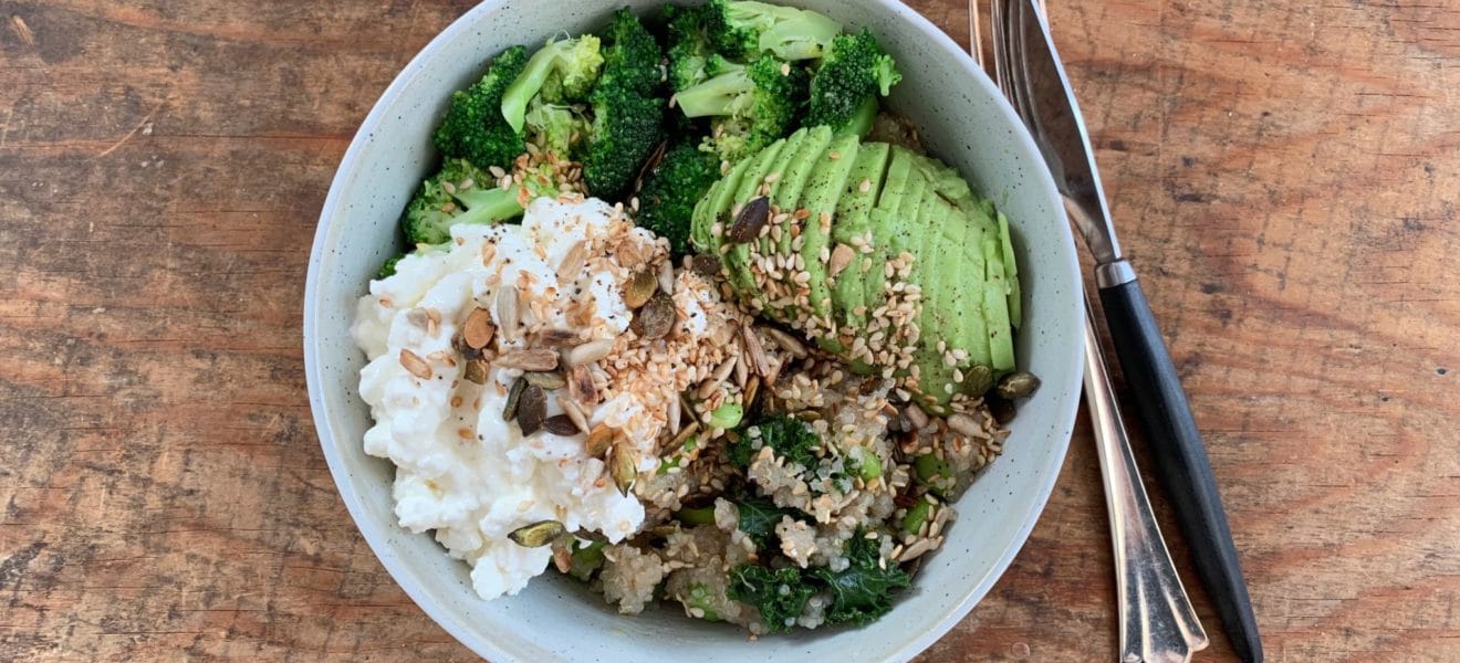 en bolle med proteinrik vegetarsalat, med quinoa, avokado og cottage cheese