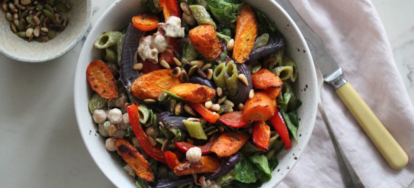 kremet ertepasta med tahinisaus og grønnsaker