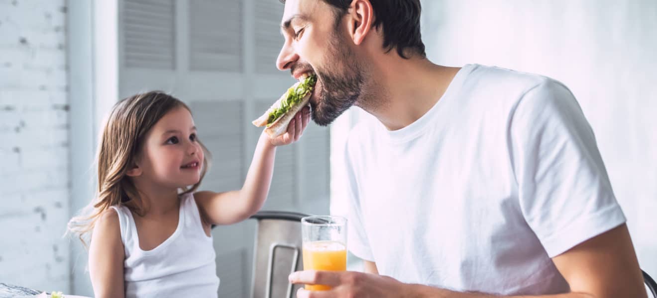 Far og datter spiser frokost, ikke sikt på perfeksjon for blodsukkerreguleringen vil aldri bli perfekt