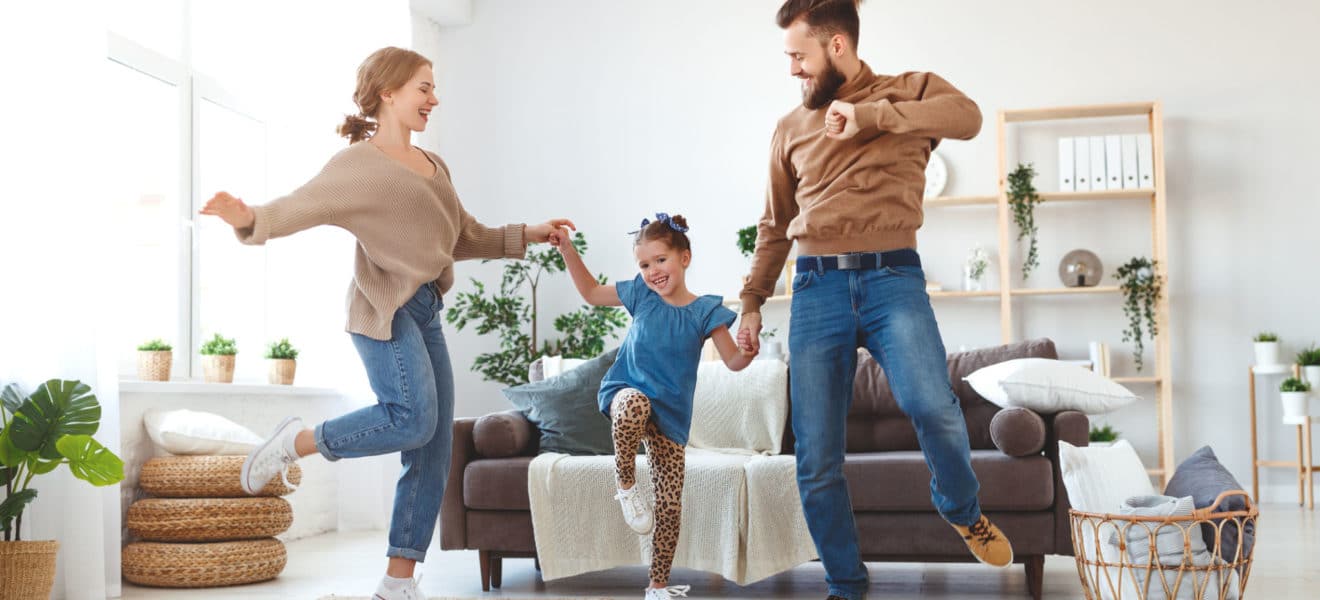 en familie danser i stua - gjør aktivitet til en familieutfordring