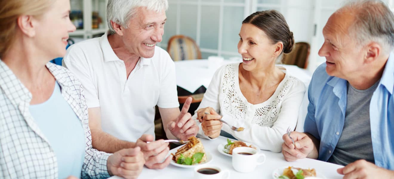 familie og venner snakker om diabetes sammen, over lunsj