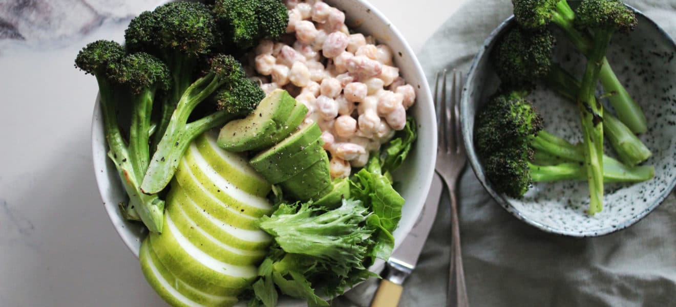 grillet brokkolisalat med tahinimarinerte bønner