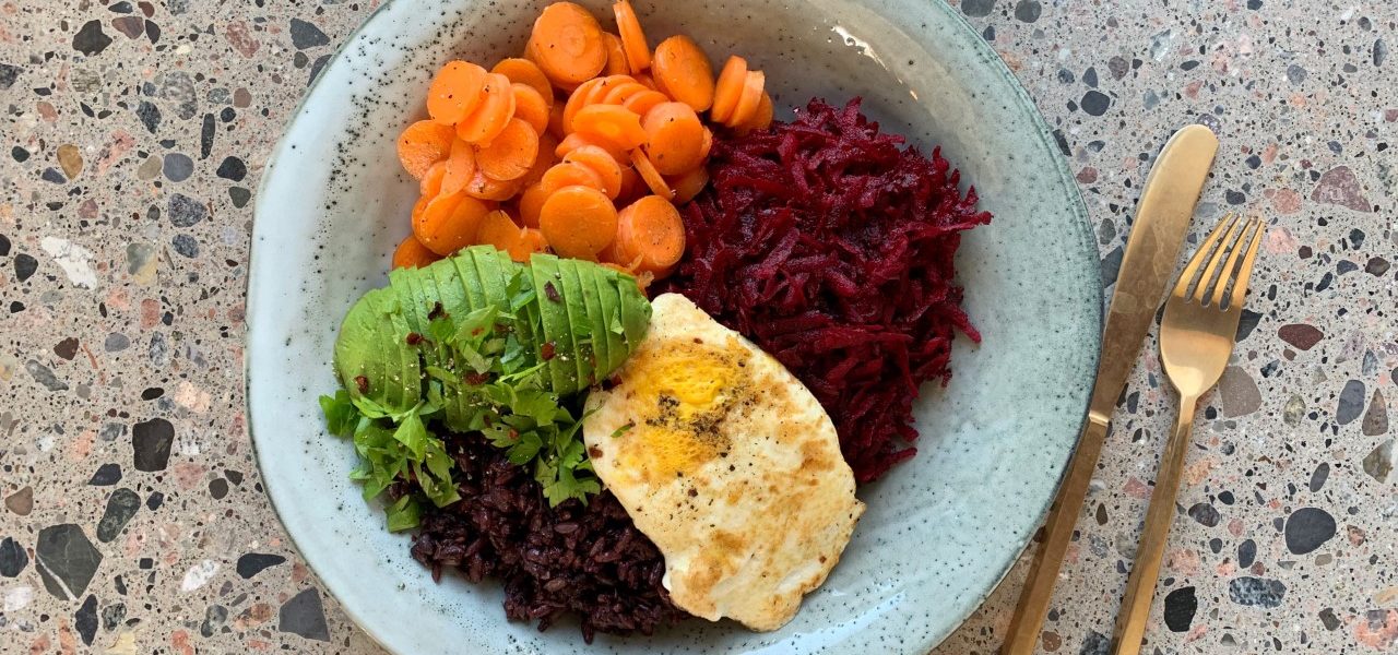 Rødbetesalat med sort kokosris og speilegg
