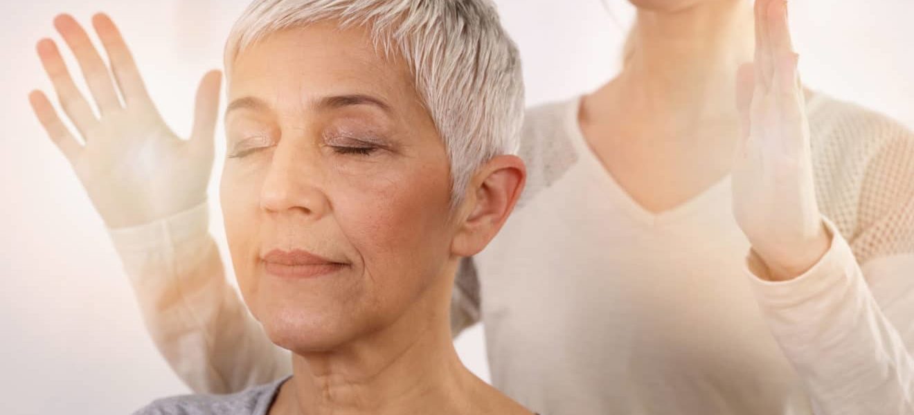 kvinne får alternativ behandling, healing