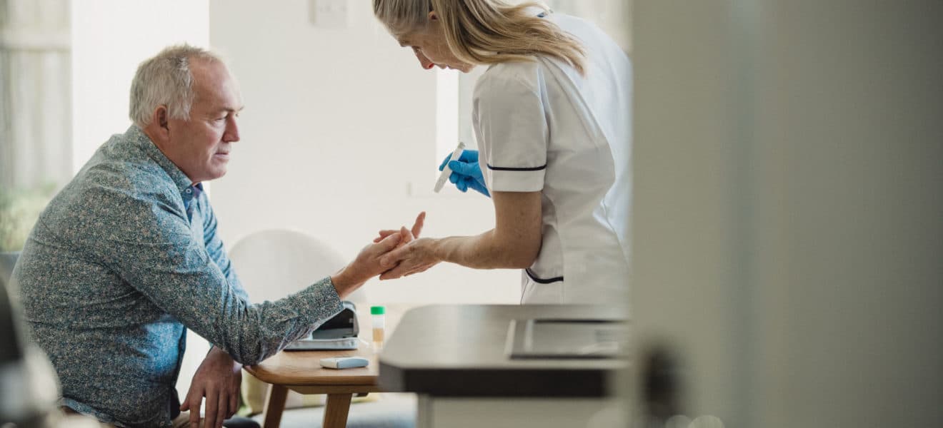Eldre mann får diabetesbehandling, hva diabetes koster samfunnet