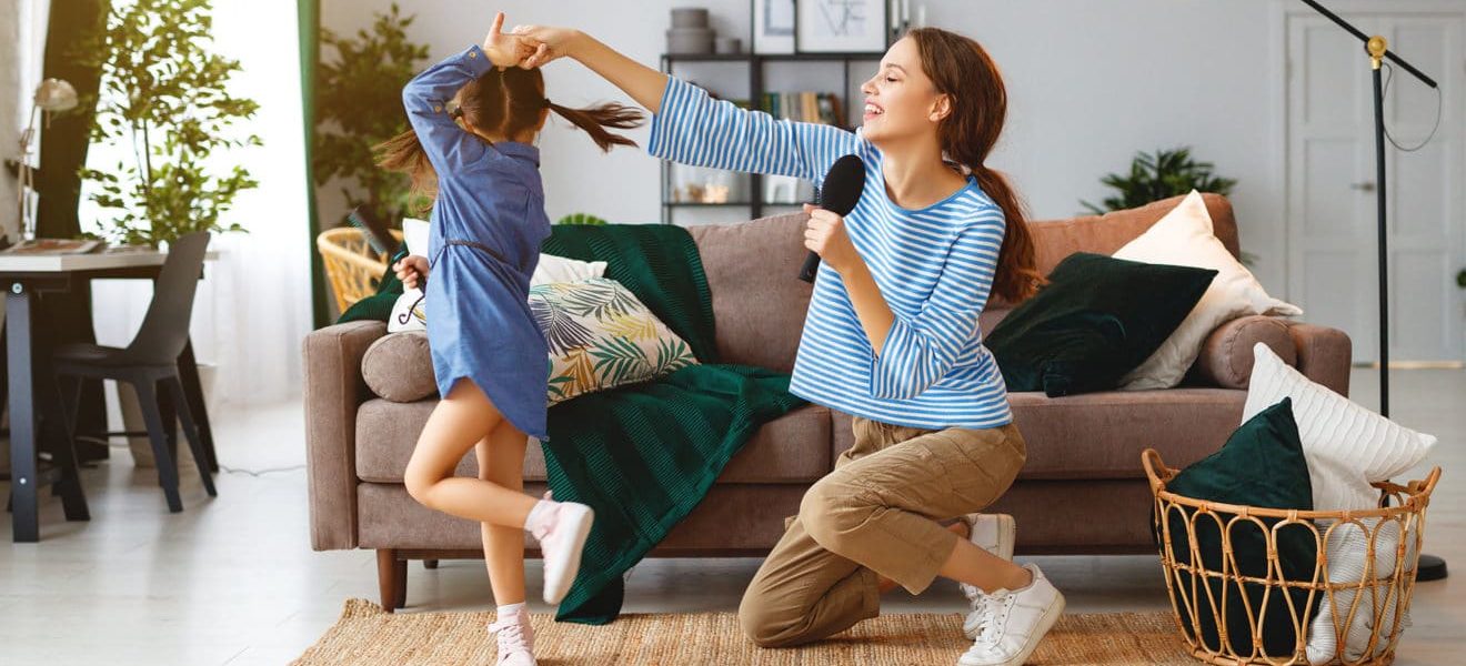 Mor og datter danser. som mamma med diabetes må Linda sette grenser for hva hun kan gjøre alene med barna.
