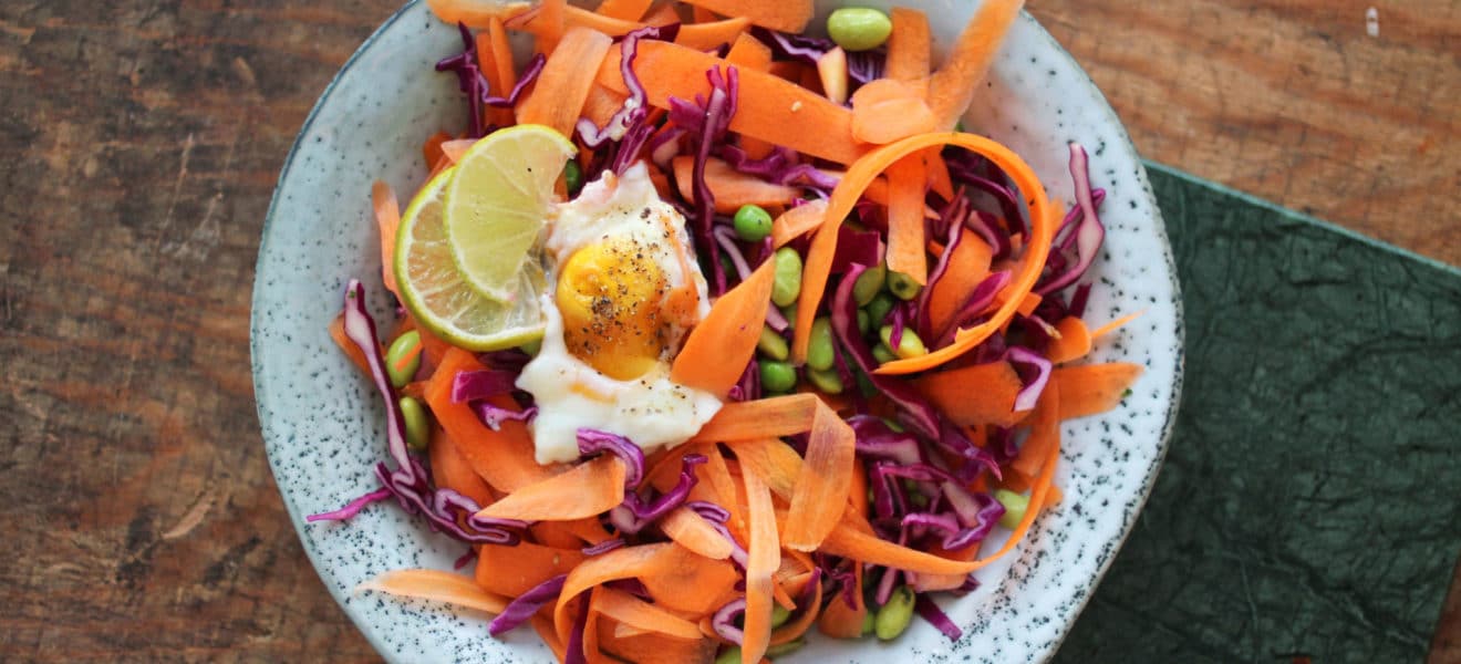 Kålsalat med speilegg servert på et fat