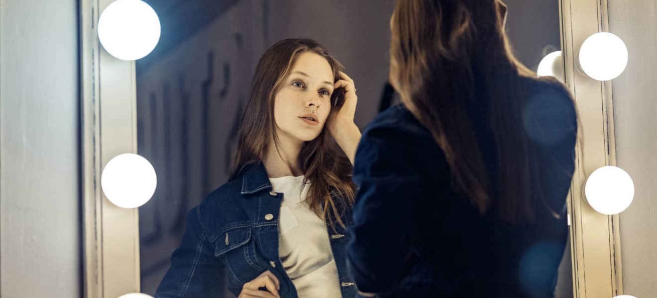 Kvinne ser i speilet og reflekterer. Hvem hadde jeg vært om jeg ikke hadde diabetes