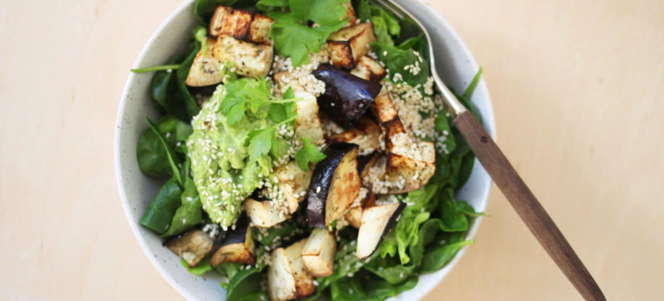 Salat med aubergine og ertehummus