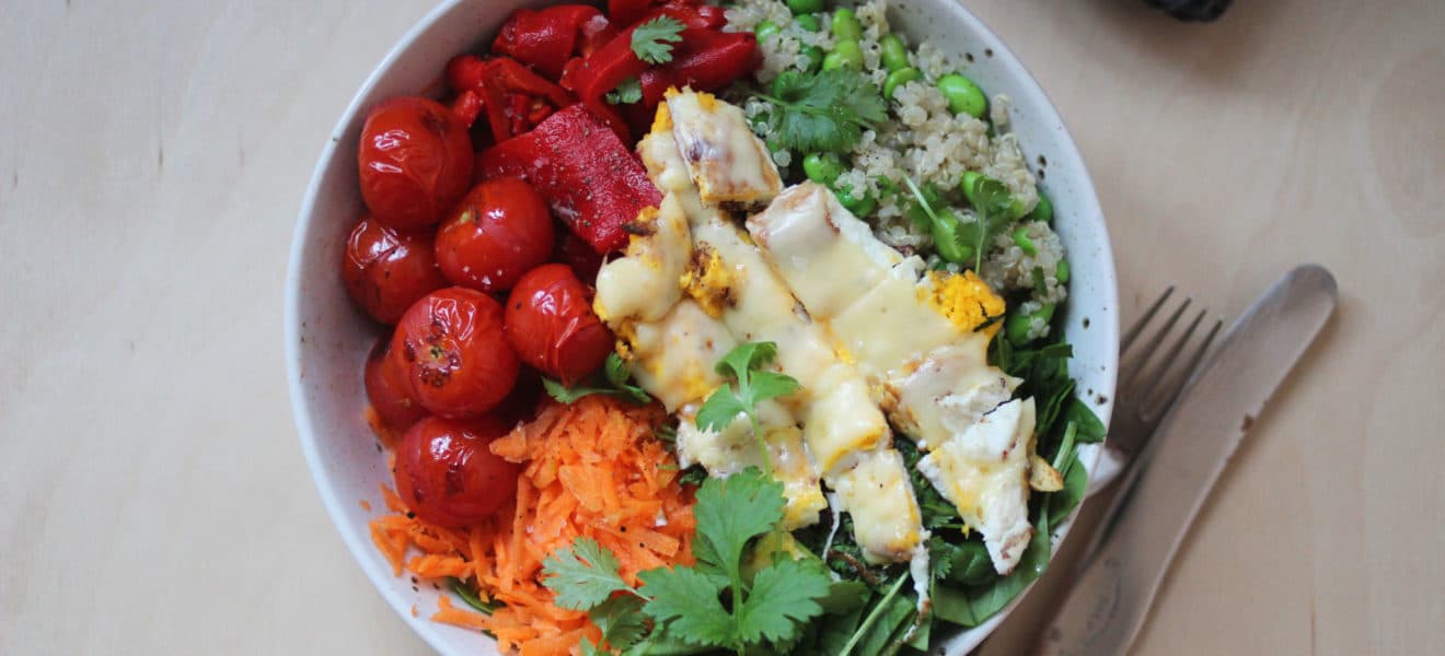 Asiatisk-inspirert salat med speilegg og lune tomater