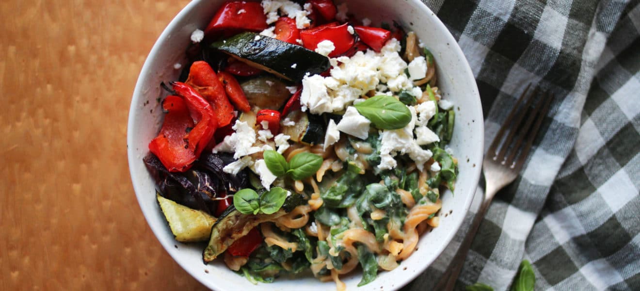 Creamy linsepasta med feta og grønnsaker