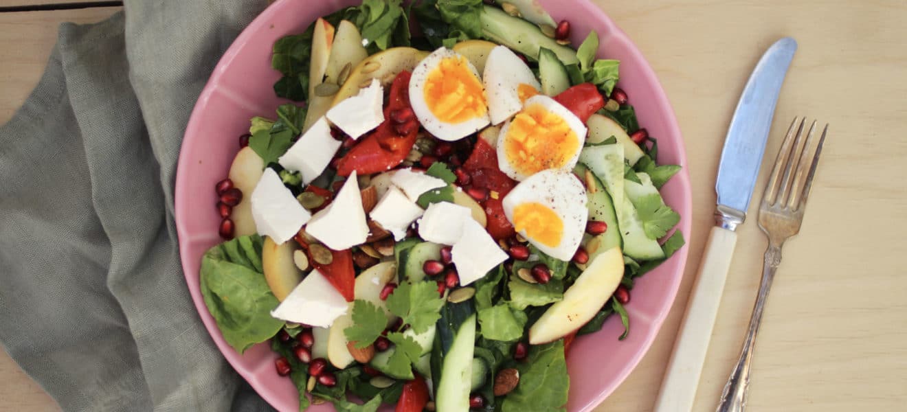 Eplesalat med egg, feta og granateple