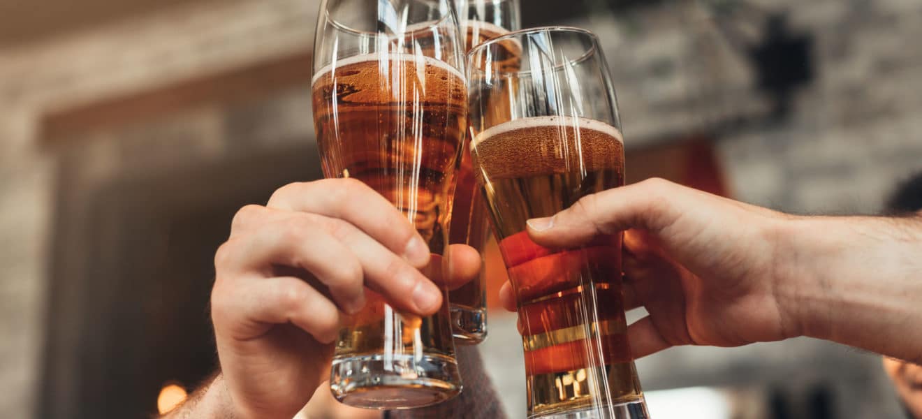 mann drikker alkohol