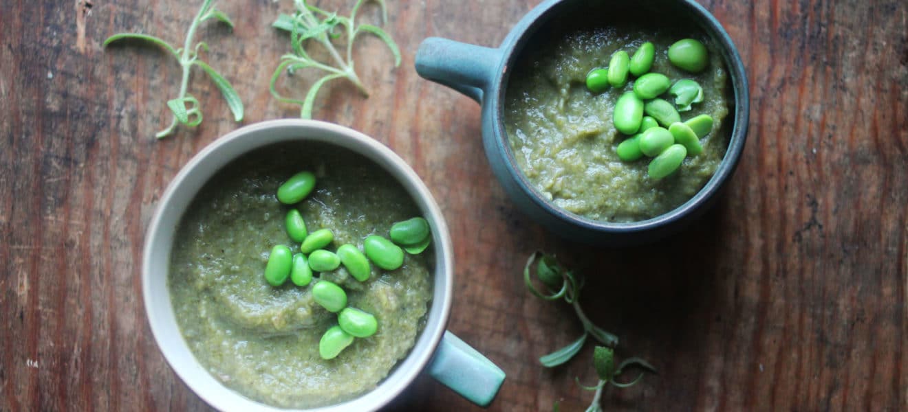 To porsjoner brokkolisuppe i skål