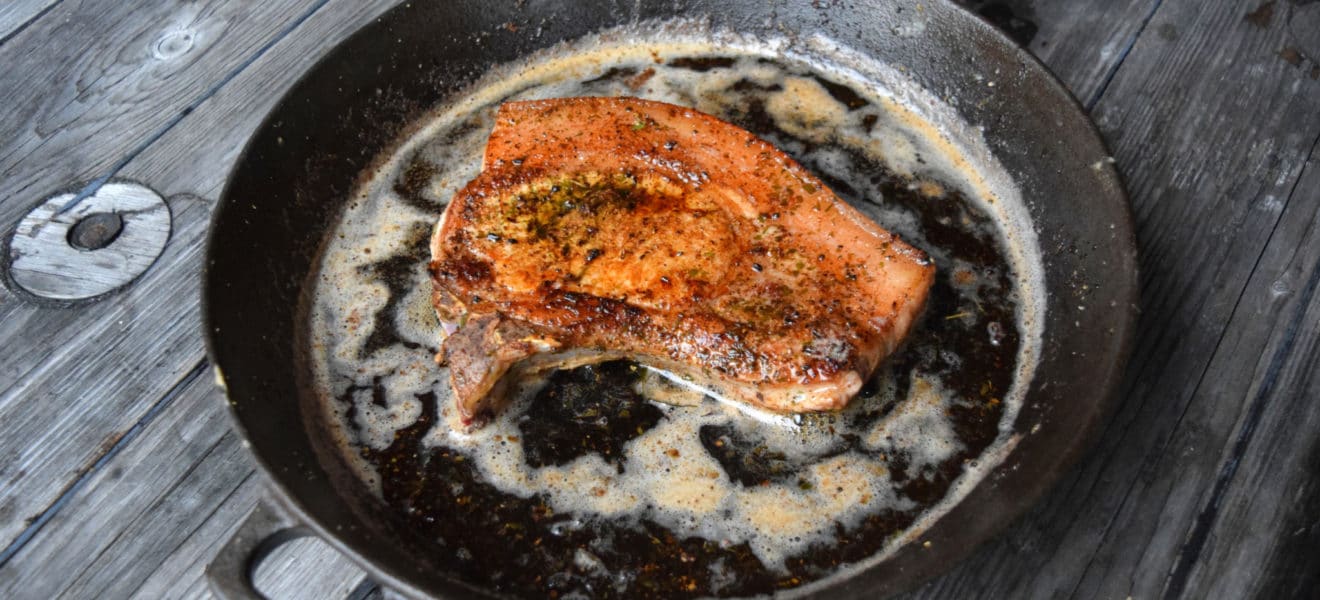 Svinekoteletter med kapers-saus