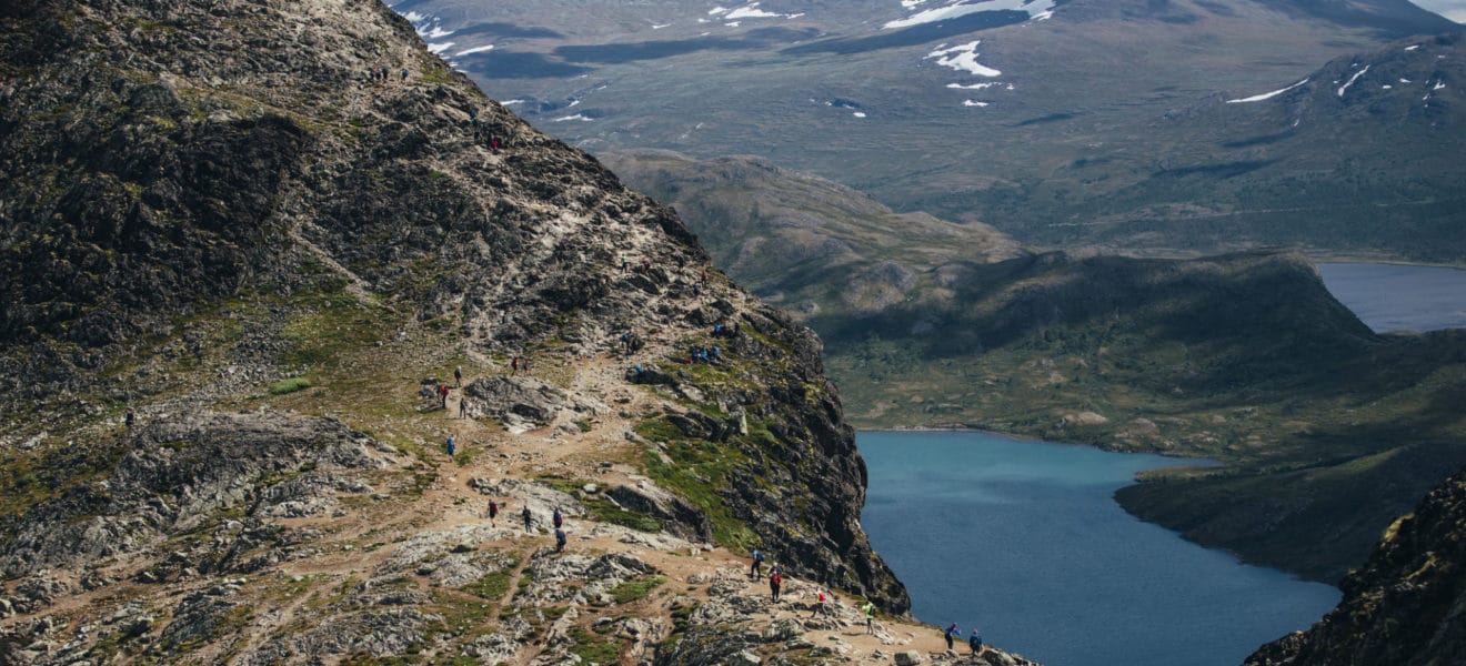 turgåere på fjelltur på Besseggen