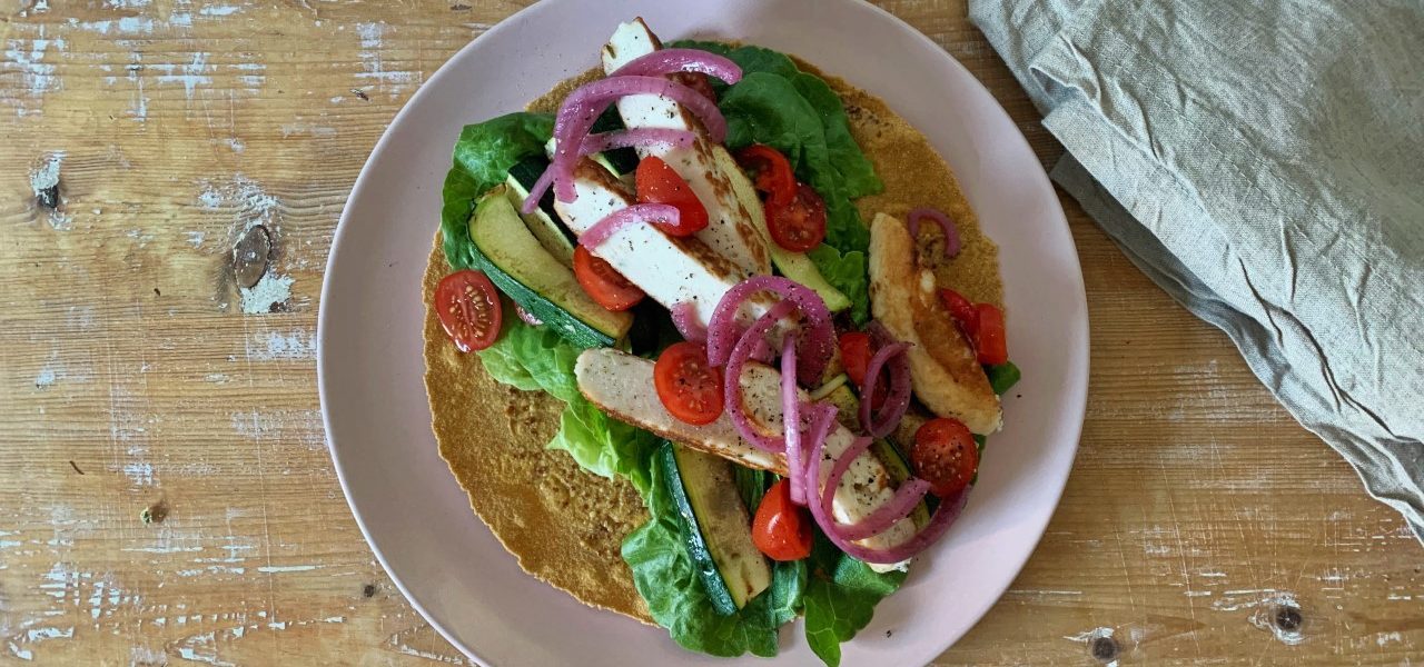 Wrap med fiskekake og syltet rødløk