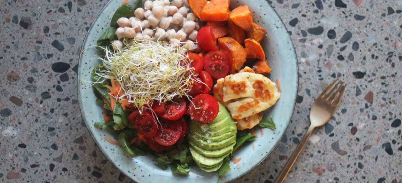 Næringsrik bolle med søtpotet, tahini-kikerter og halloumi