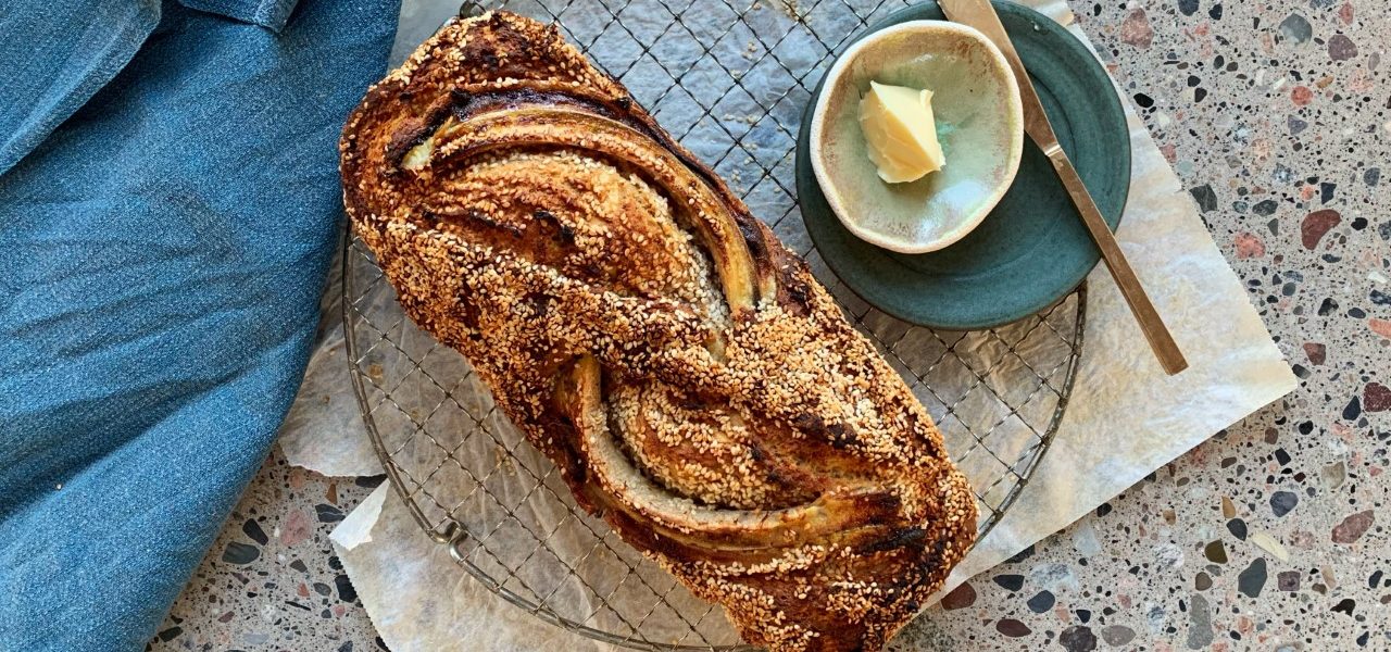 Bananbrød med eple og sesam