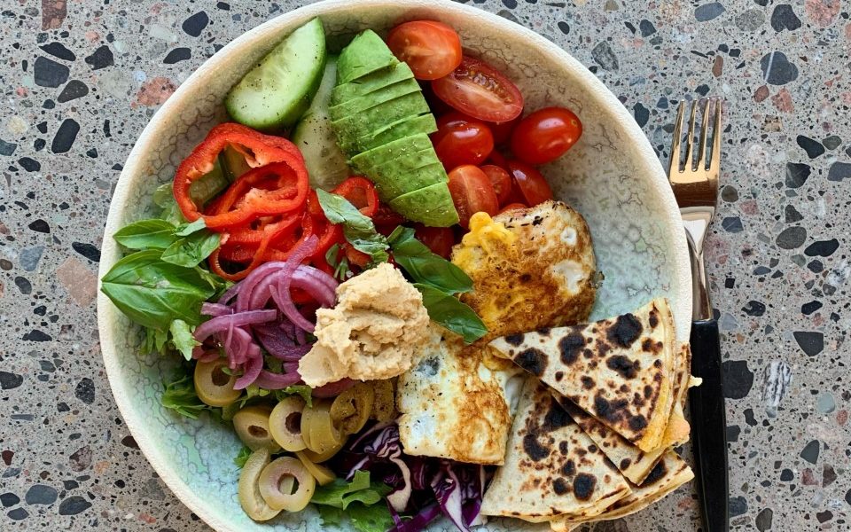 Lunsjsalat med speilegg og stekt ostelompe