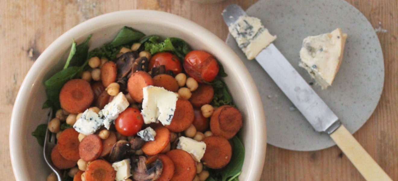 Salat med kikerter, stekte grønnsaker, blåmugg og sennepsdressing
