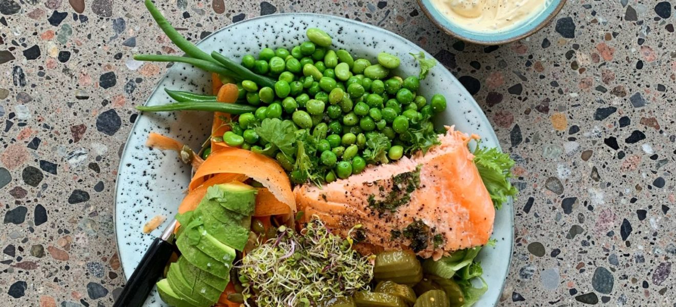 Salat med bakt laks og sennepsdressing